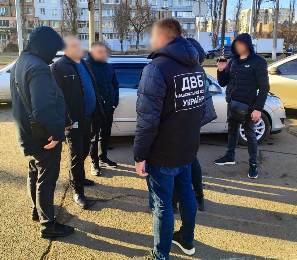  За винагороду обіцяли «допомогу» в отриманні посвідчень водія: Нацполіція викрила двох зловмисників у зловживанні впливом 