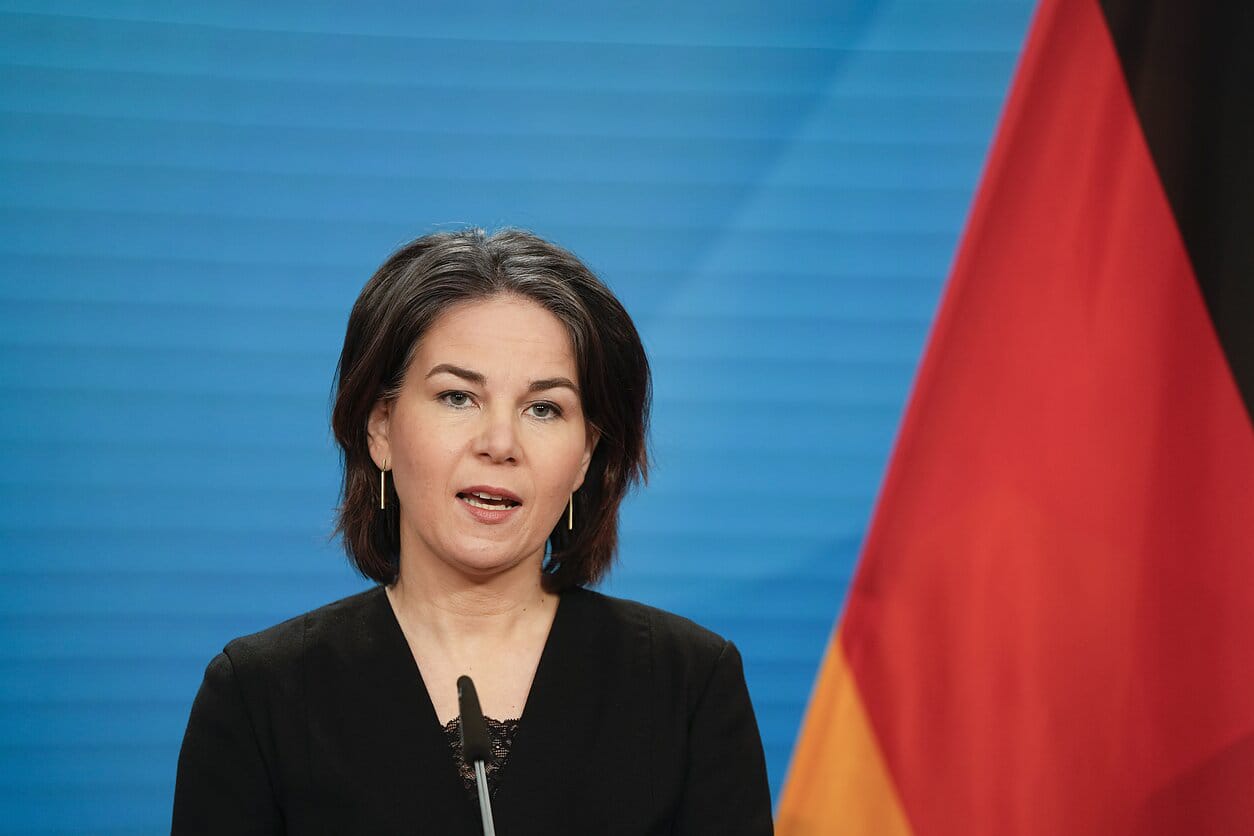  Бербок погрожує грузинській владі санкціями і скасуванням безвізу для посадовців 