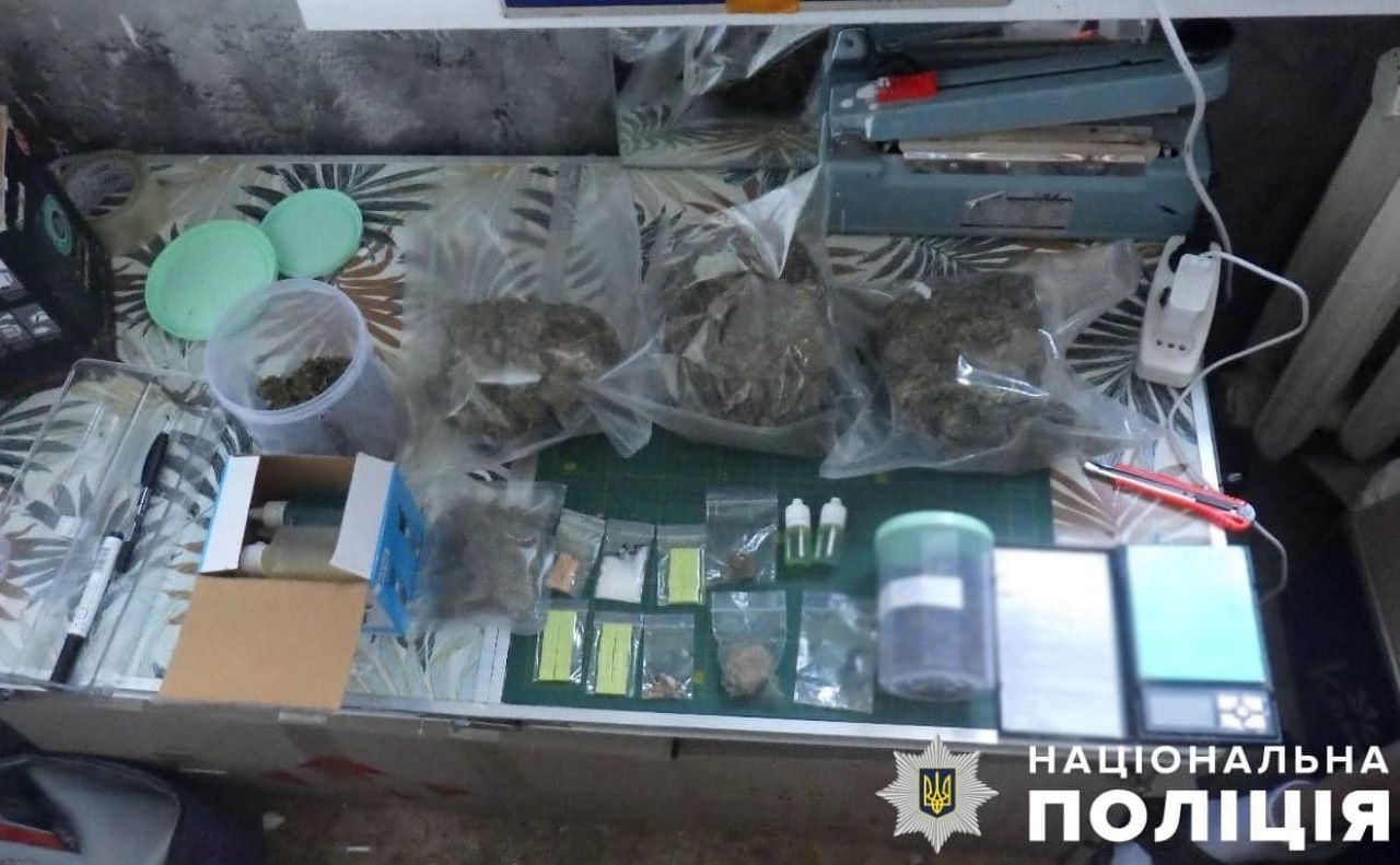  У столиці судитимуть 26-річного киянина, який відправляв наркотики в пакунках з печивом 
