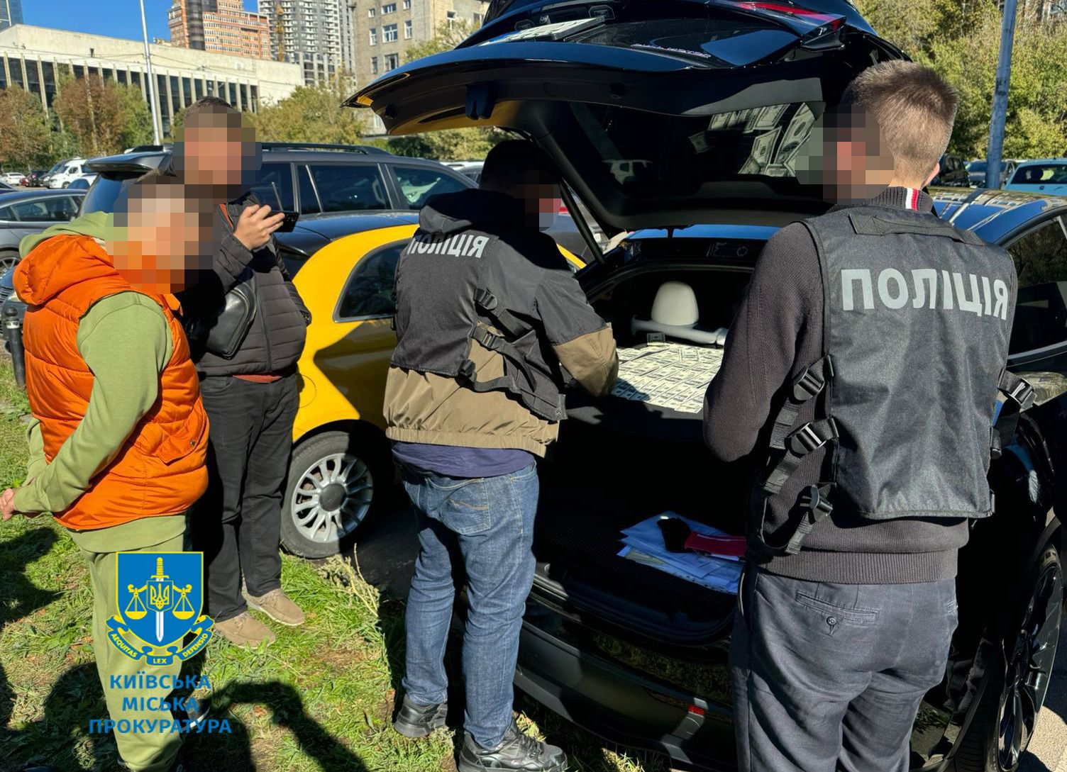  У Києві затримали викладача приватного університету, який за 10 тис доларів США обіцяв влаштувати чоловіка на роботу вибухотехніком заради бронювання 