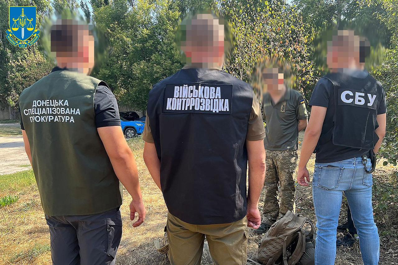  На Донеччині затримали офіцера, який за гроші «зливав» місця дислокації підрозділів і командних пунктів ЗСУ 