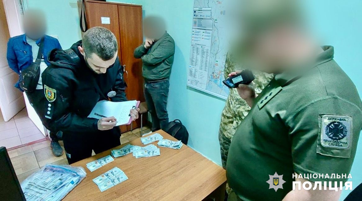  Поліцейські відправили на лаву підсудних двох жителів Одещини за організацію незаконного виїзду з країни та спробі підкупу прикордонника 