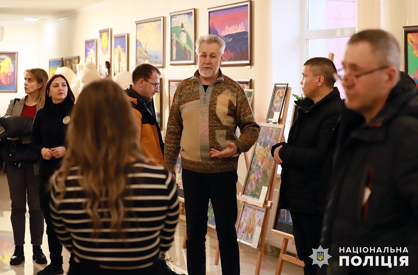  Терапія мистецтвом: у Хмельницькому поранені захисники із «Гвардії наступу» відвідали творчу виставку 
