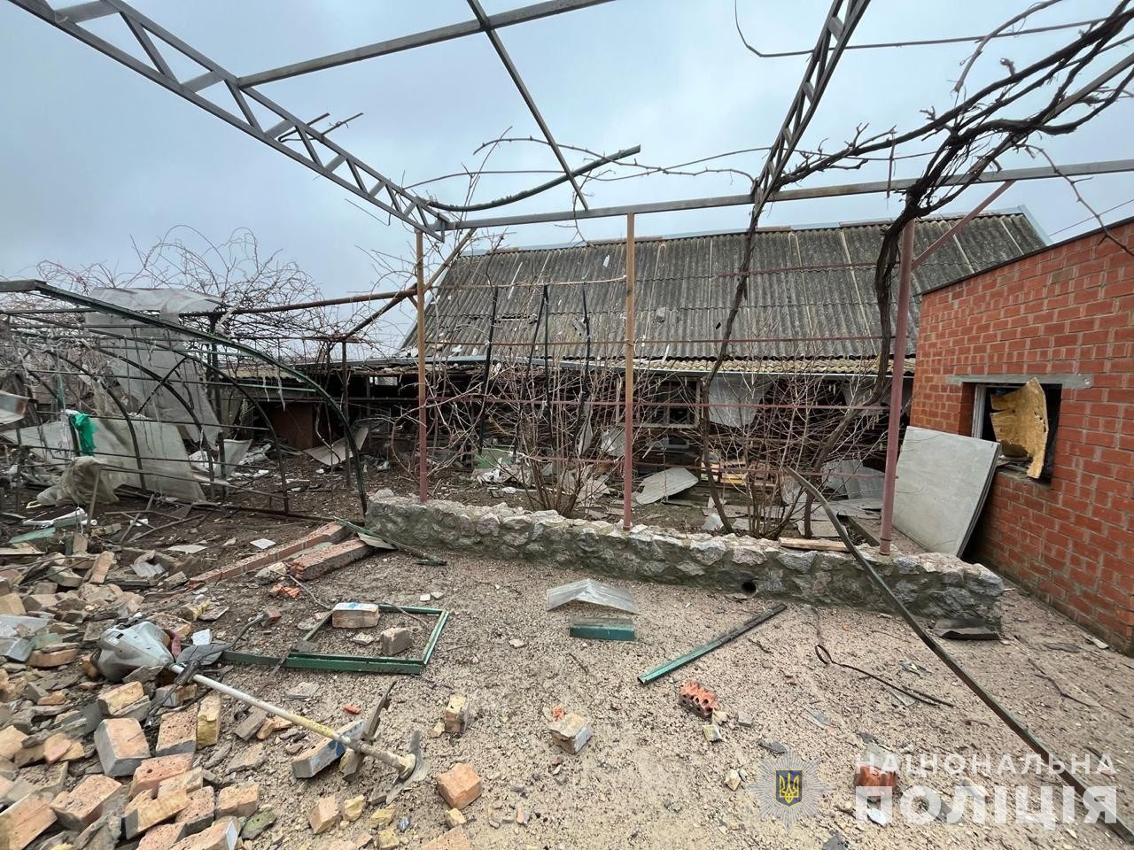  Три громади Нікопольщини потерпали від злочинних ударів окупантів: поліцейські збирають речові докази 