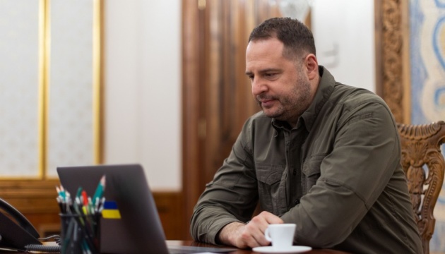  Єрмак обговорив з секретарем Ватикану допомогу у поверненні депортованих українських дітей 