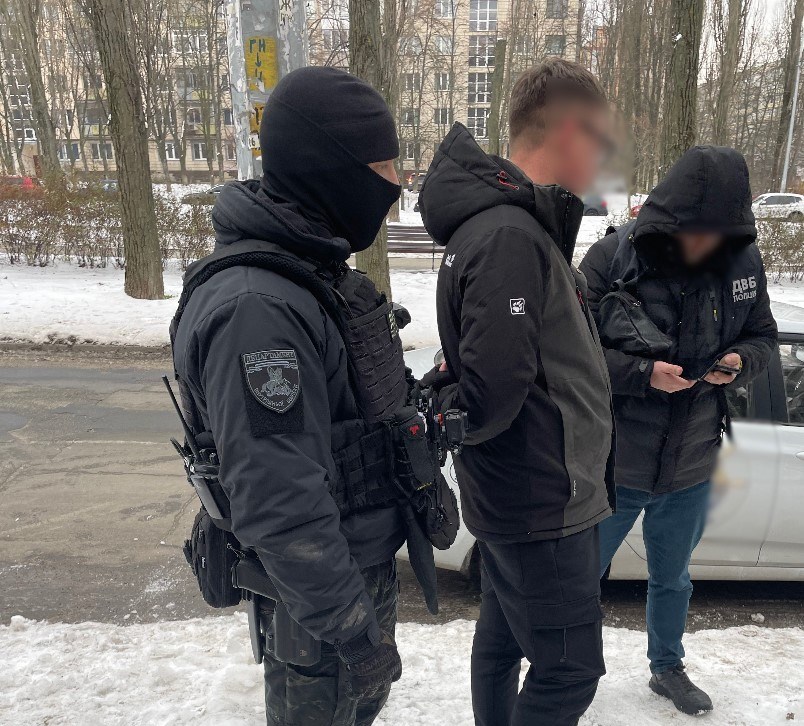  У двох областях та Києві оперативники внутрішньої безпеки Нацполіції викрили співробітників сервісних центрів у корупційних схемах 