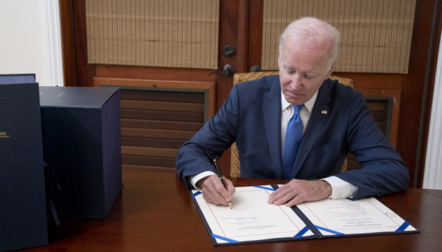  Байден підписав законопроєкт щодо уникнення шатдауну - без допомоги Україні та Ізраїлю 