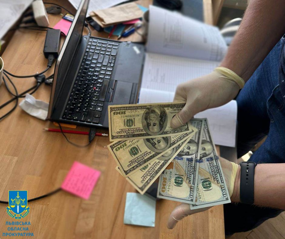  Хабар за погодження технічної документації – викрито посадовця Львівської міськради та його спільницю 