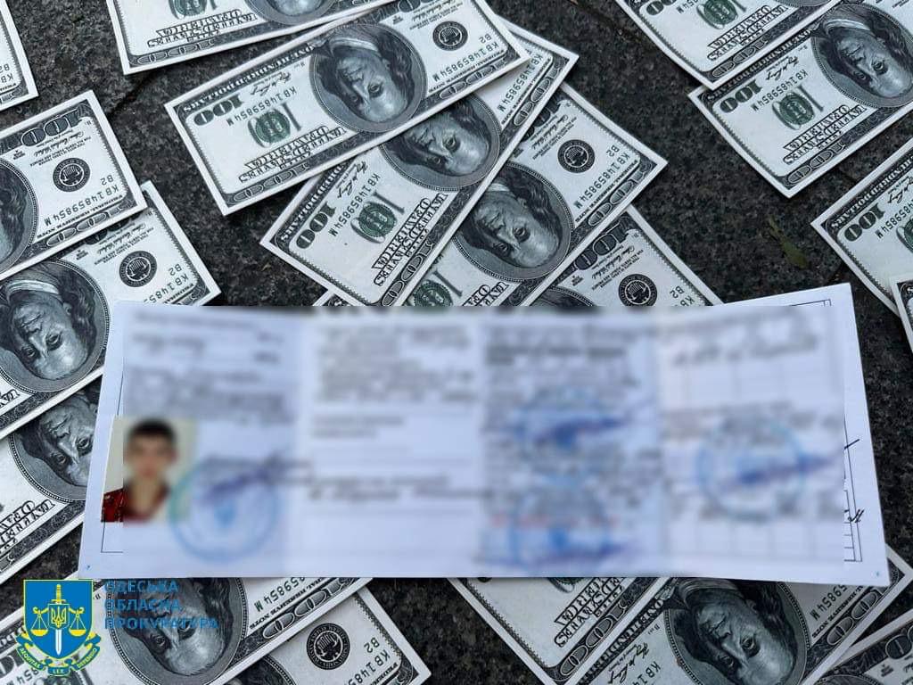  Заробіток на знятті призовників з військового обліку для безперешкодного виїзду з України – підозрюють керівника громадської організації 