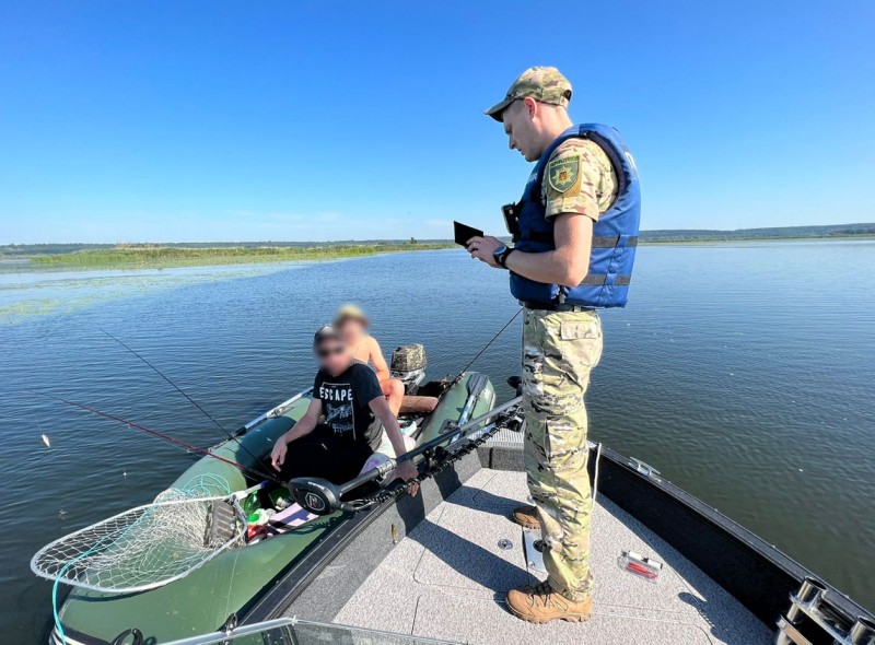  Поліцейські Полтавщини викрили двох браконьєрів на воді: у правопорушників виявили човен та електролов з акумулятором 