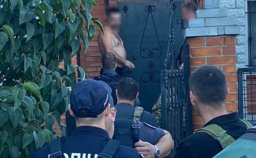  Сприяли у незаконному виїзді чоловіків за кордон: міграційна поліція Дніпра скерувала до суду справу відносно працівників ТЦК Донеччини 