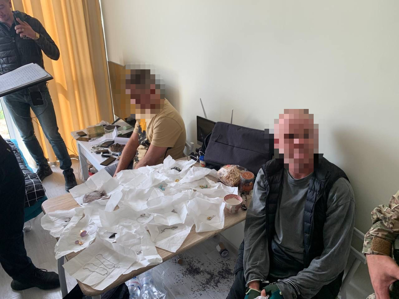  На Закарпатті викрито злочинну групу, яка обікрала відомого українського футболіста на 500 тис доларів США 