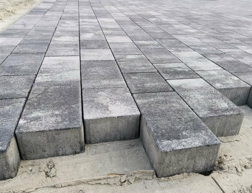  Розікрали майже 1,2 млн грн під час відновлення тротуарів та дороги у Києві: учасникові угруповання повідомили про підозру 