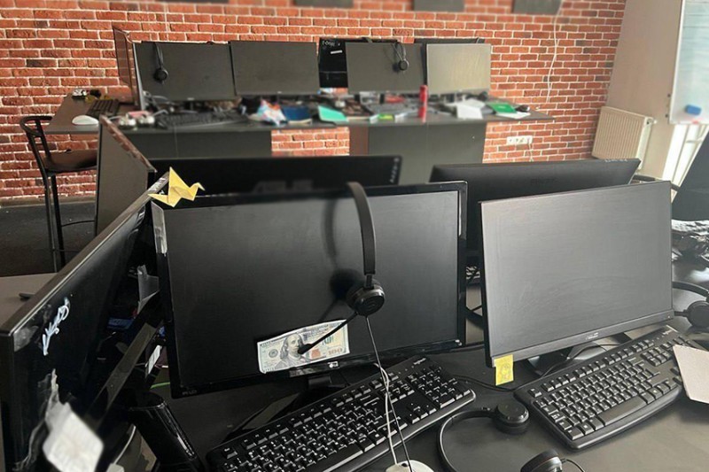  Столичні поліцейські розпочали кримінальне провадження за фактом діяльності call-центру у Подільському районі 