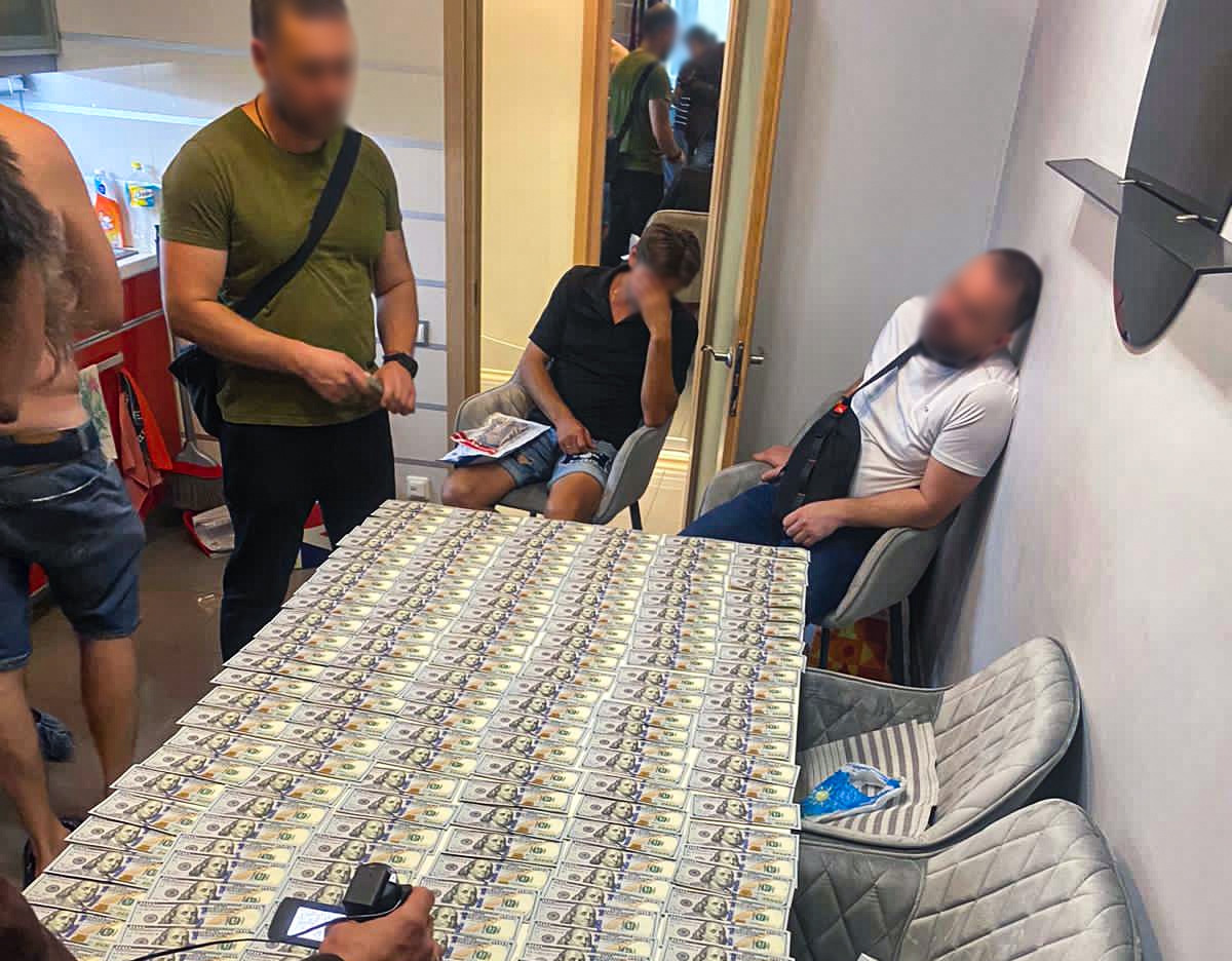  Нацполіція ліквідувала масштабну схему виготовлення та збуту підробних документів, які видають підрозділи МВС 