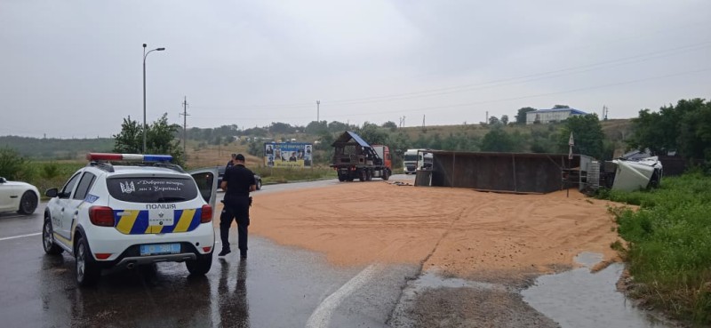  Постраждав водій зерновоза: поліцейські встановлюють обставини ДТП у Білгород-Дністровському районі 