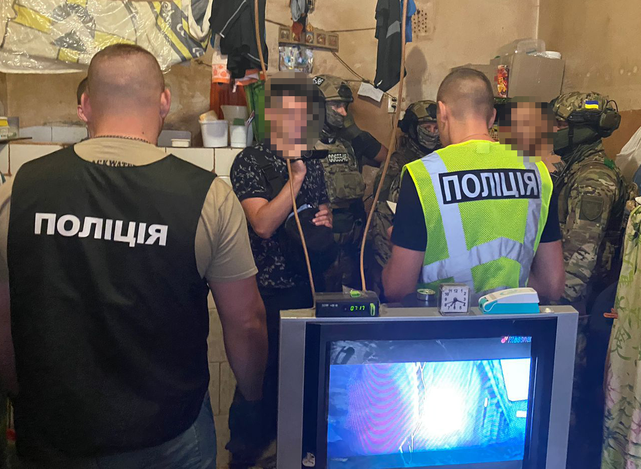 Налагодили канал постачання наркотиків до Хмельницького СІЗО: поліцейські припинили діяльність організованої злочинної групи 