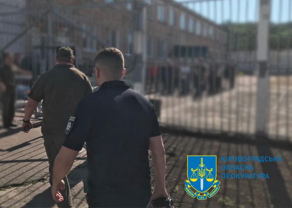  Організували трафік постачання наркотиків та психотропів до колонії  