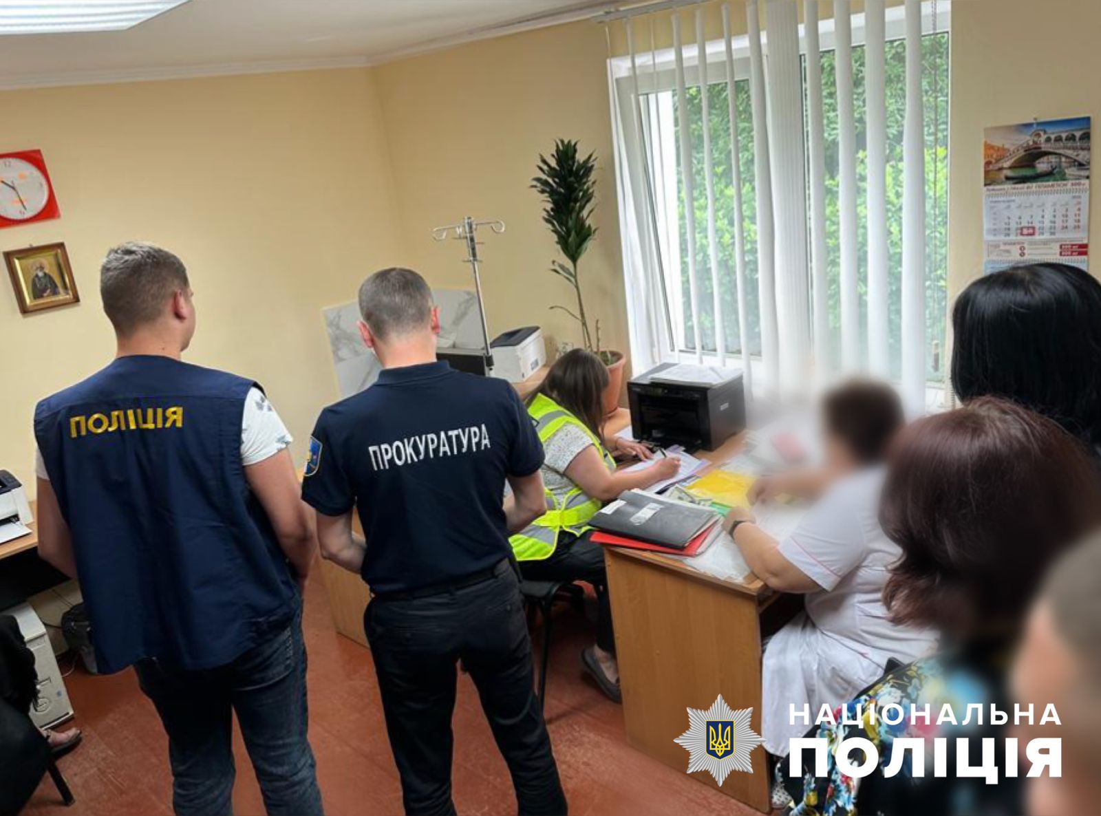  Слідчі поліції Буковини повідомили про підозру заступниці голови лікарсько-консультативної комісії в отриманні неправомірної вигоди 
