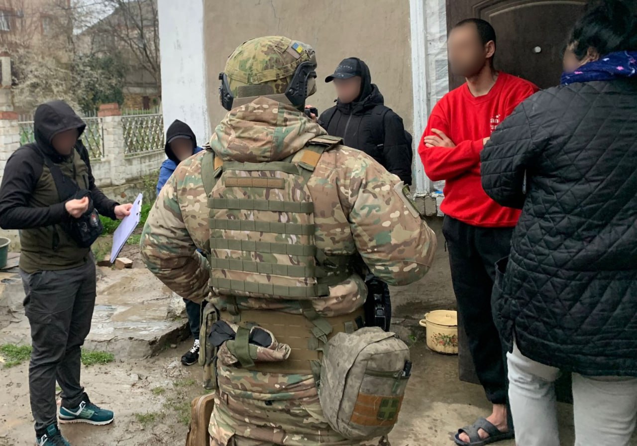  «Вам телефонують із банку»: на Харківщині учасників злочинної групи судитимуть за телефонне шахрайство 