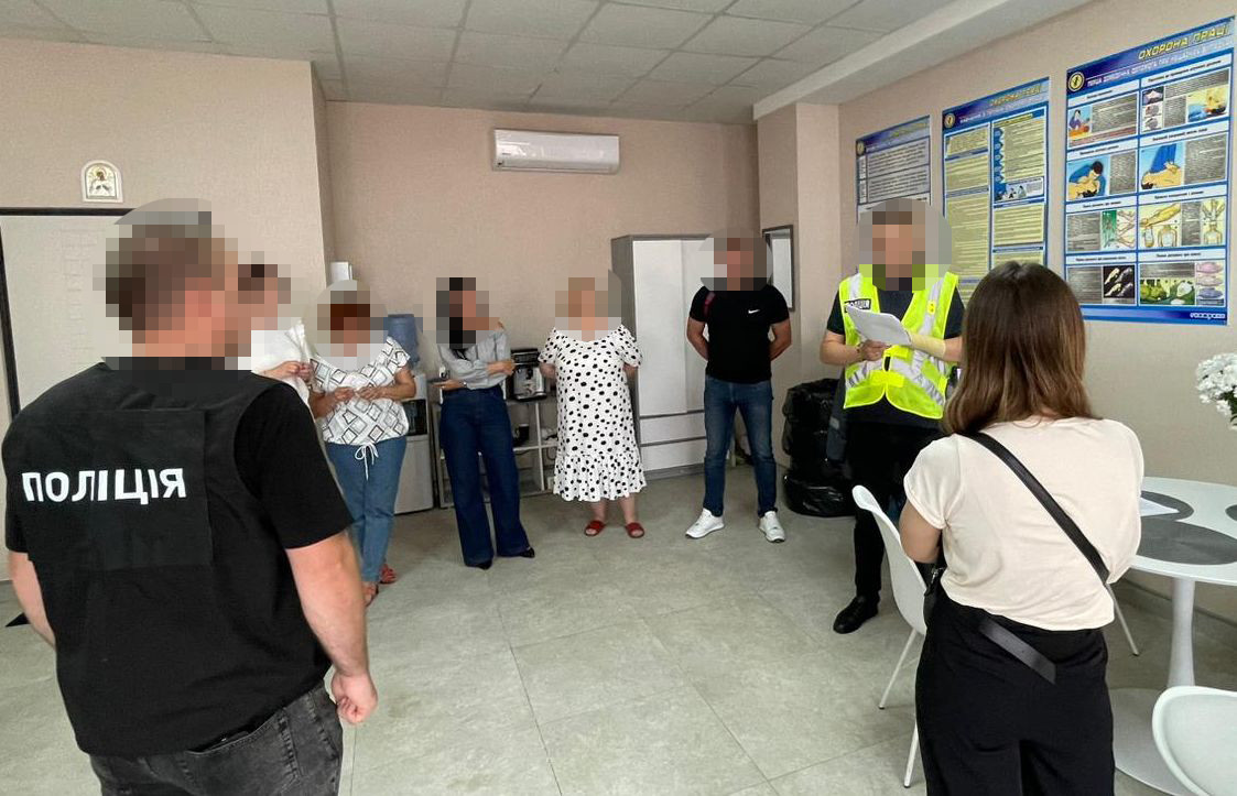  Чверть мільйона гривень за дозвільні документи: на Хмельниччині поліцейські викрили фігурантів злочинної «схеми» 