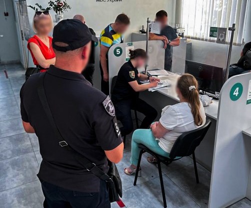  За гроші обіцяли допомогти скласти іспит з водіння – оперативники ДВБ Нацполіції викрили керівника автошколи та його спільницю 