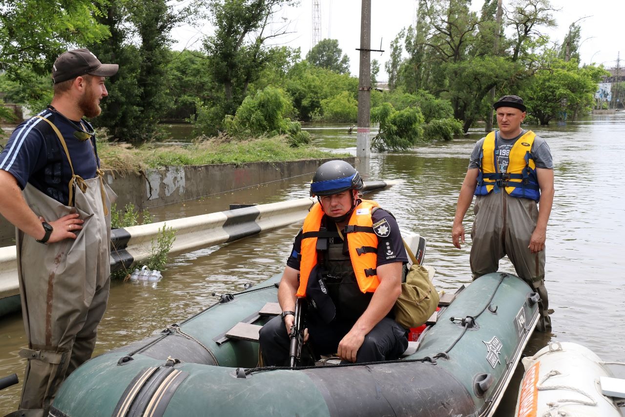  Поліцейські продовжують допомагати людям в затопленому мікрорайоні Херсона "Корабел" 