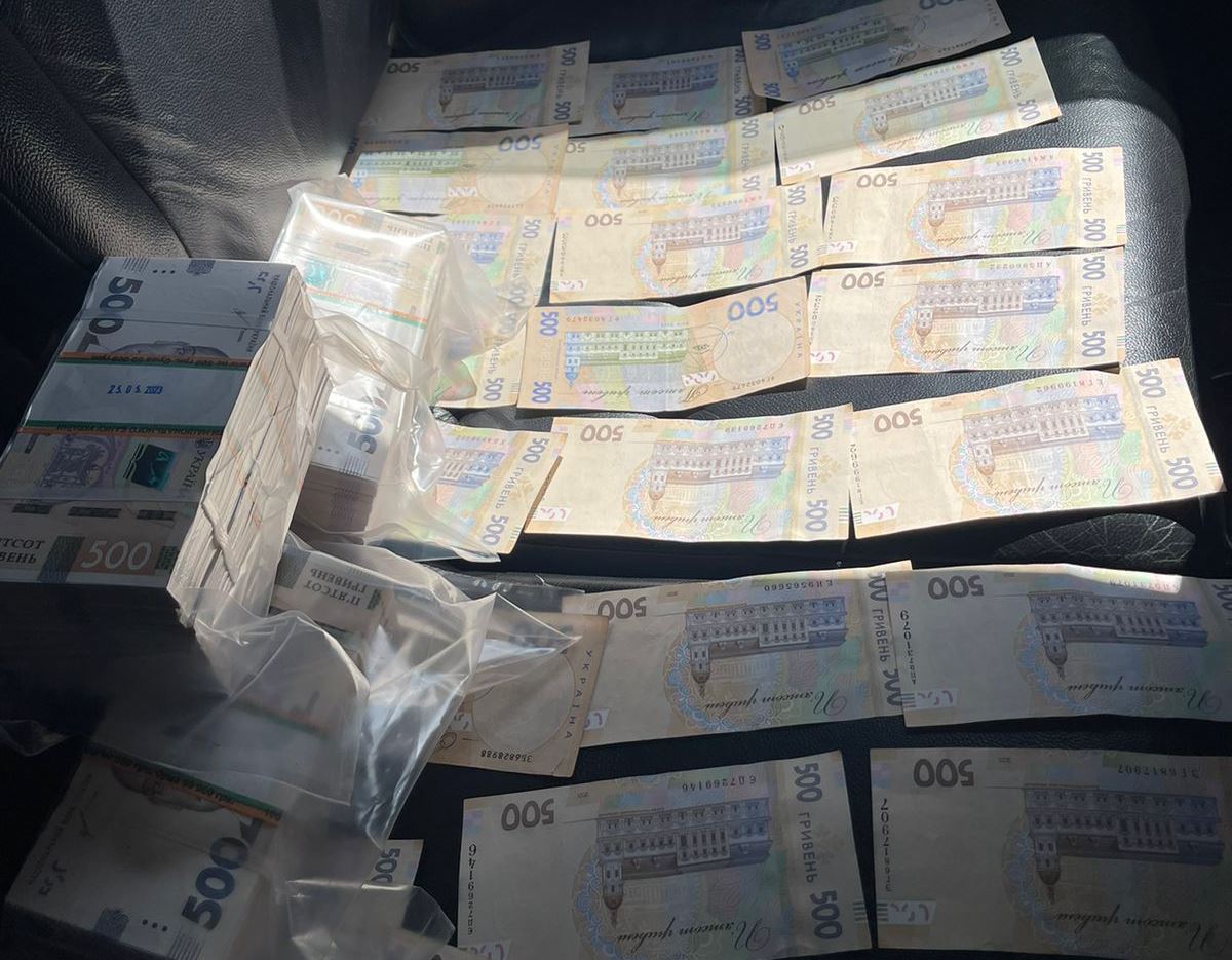  На Київщині трьох службовців селищної ради викрито на хабарі у понад мільйон гривень 