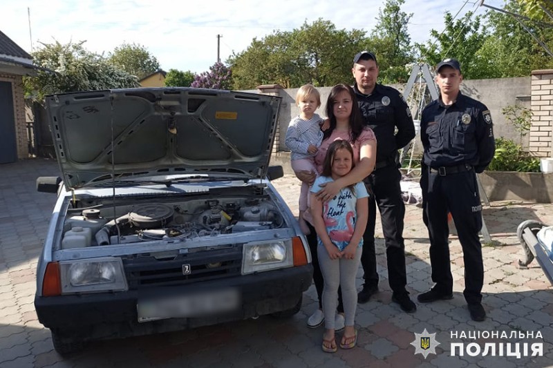  На Хмельниччині патрульні врятували сім’ю з палаючого автомобіля 