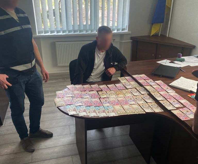  Кіровоградські правоохоронці затримали чоловіка на спробі підкупити поліцейського 