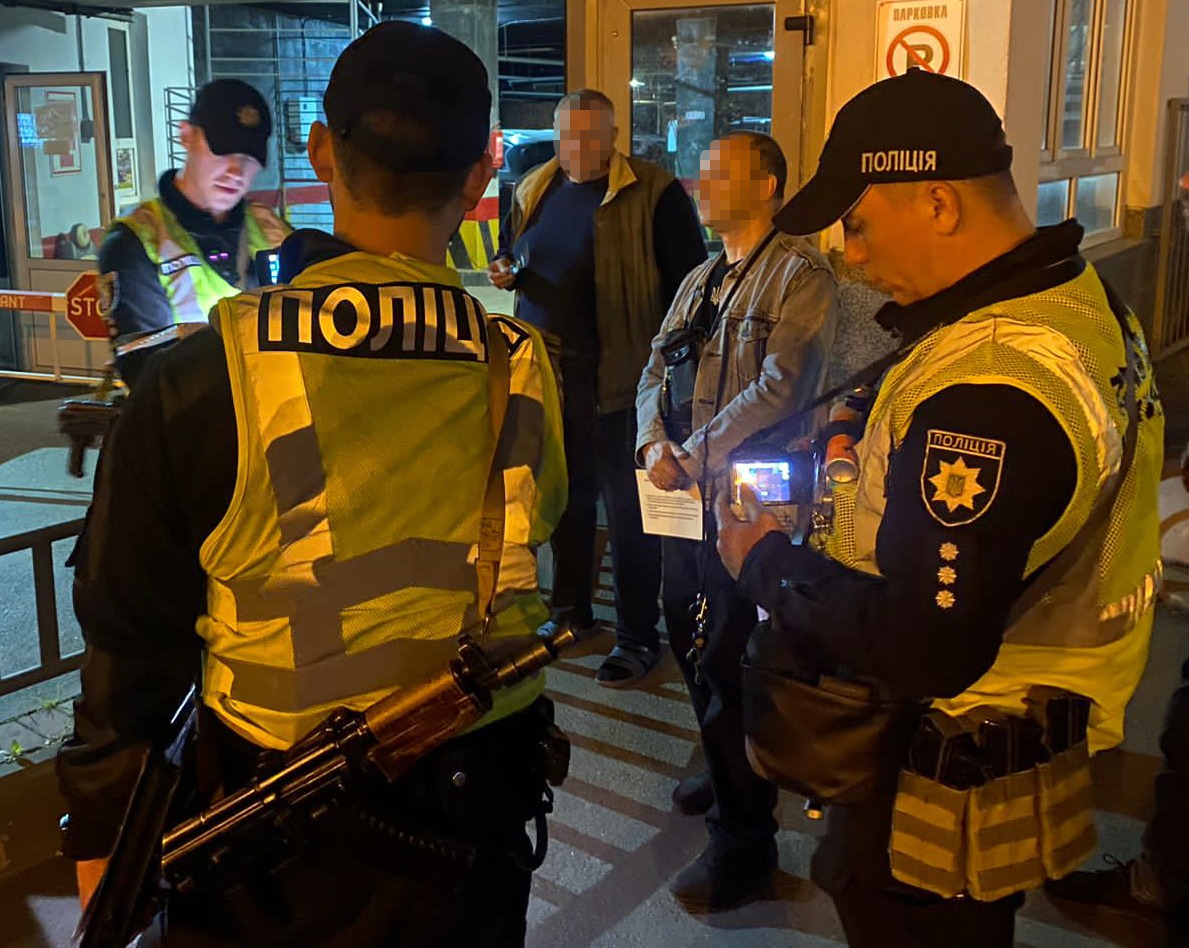  Київські правоохоронці вилучили у артиста спецперепустку на проїзд 