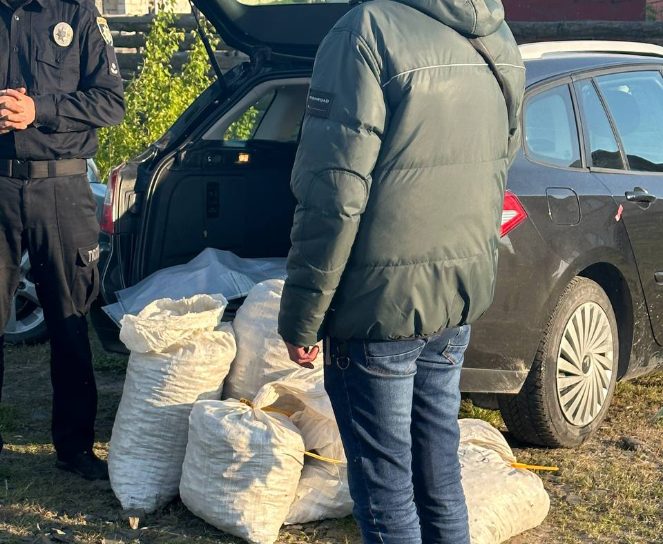  На Рівненщині поліцейські вилучили понад 100 кілограмів бурштину вартістю пів мільйона гривень 