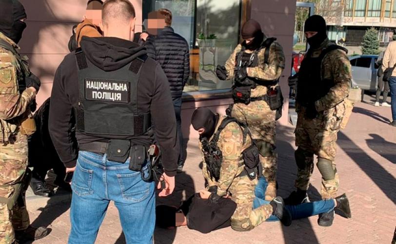  На Дніпропетровщині поліцейські міграційної поліції затримали чоловіка, який заробляв на виготовленні волонтерських посвідчень для військовозобов’язаних 