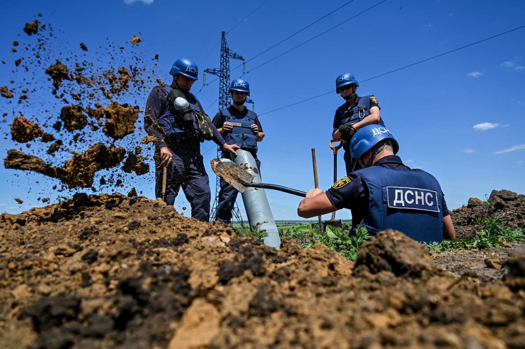  Піротехніки ДСНС продовжують очищувати території України від вибухонебезпечних предметів 