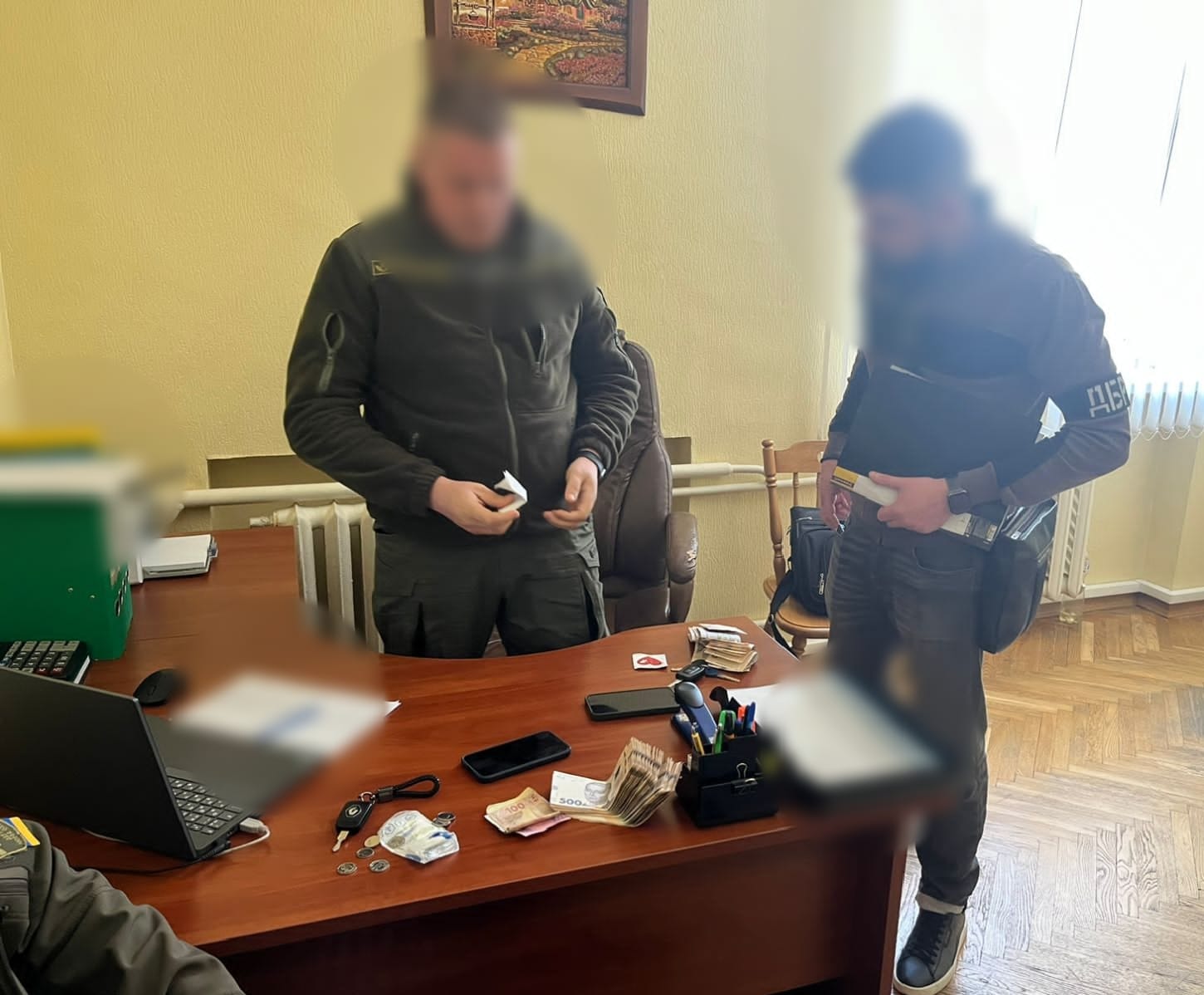  На Київщині затримано посадовця лісомисливського господарства, який за хабар пропонував підлеглому лісничому уникнути звільнення 