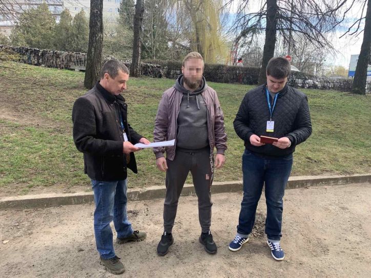  Чернівецькі міграційники вперше видворили іноземця без рішення суду 