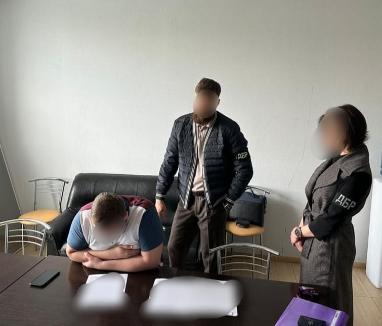  Інспектора Київської митниці підозрюєть у безпідставному нульовому розмитненні товару, що завдало збитки бюджету майже на ₴110 тис. 