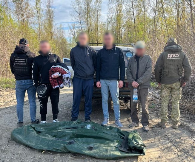  Прикордонники затримали п'ятьох ухилянтів та трьох переправників на кордоні з Румунією 