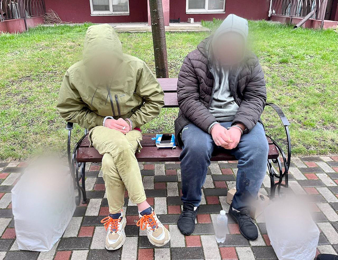  Поліцейські викрили схему розповсюдження наркотиків у посилках з одягом 
