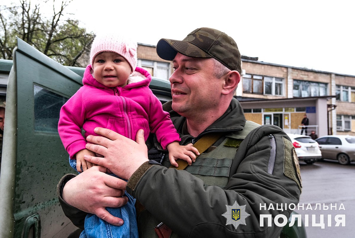  Врятували дитячі життя: за один день з Красногорівки «білі янголи» вивезли п’ятьох дітей з батьками 