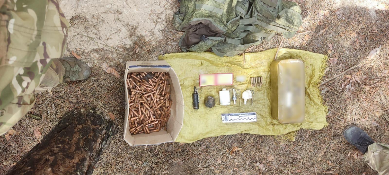  На Київщині прикордонники виявили заборонені боєприпаси, які залиши окупанти, тікаючи з України 