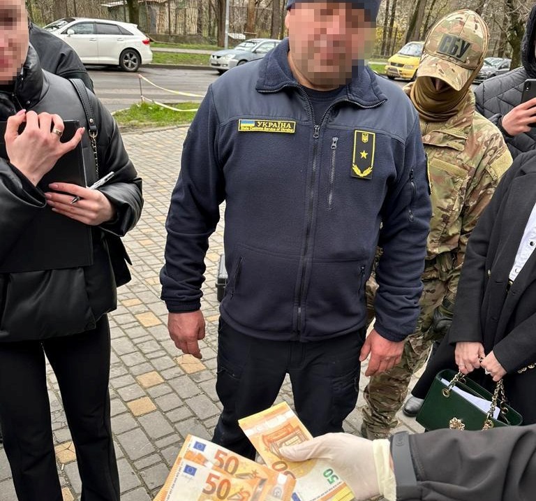  На Одещині правоохоронці затримали на хабарі митника 