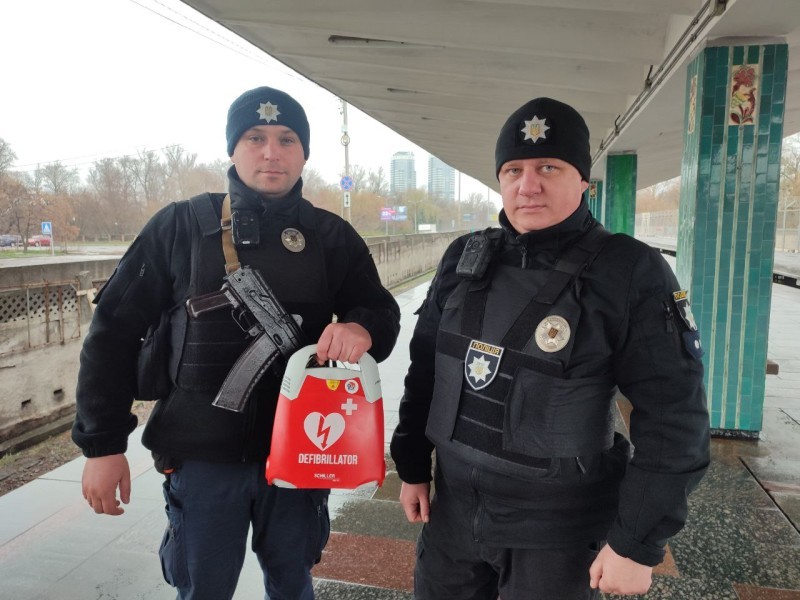  Поліцейські столичної підземки врятували життя пасажиру метро 