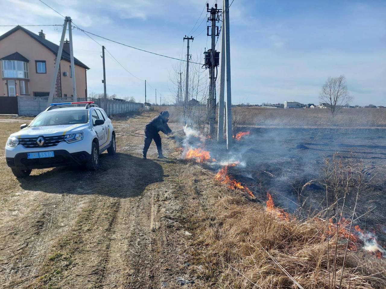  Поліцейські офіцери громади допомогли загасити пожежу в селищі Красилівка 