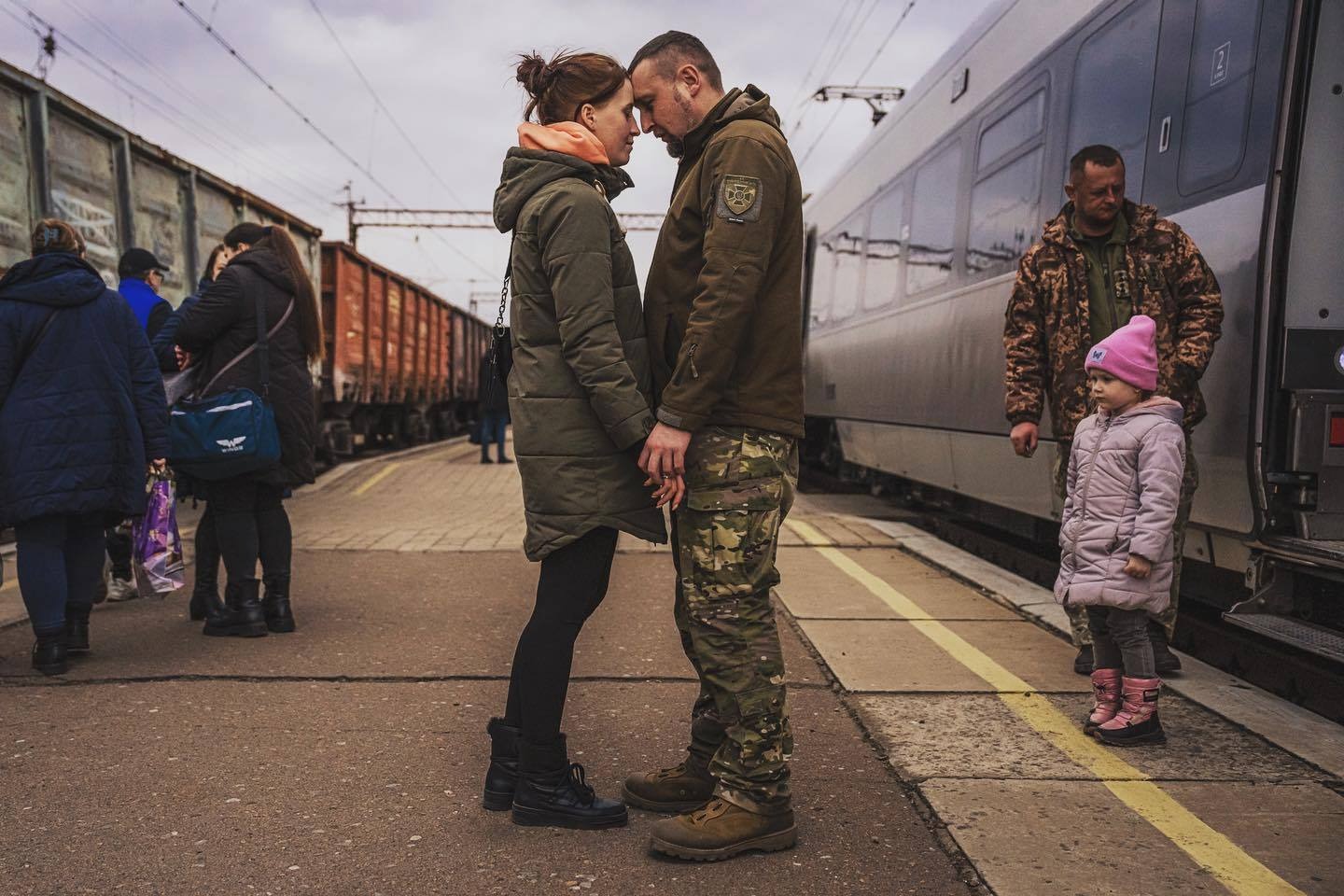  У The New York Times вийшов матеріал зі зворушливим фото родини прикордонника 