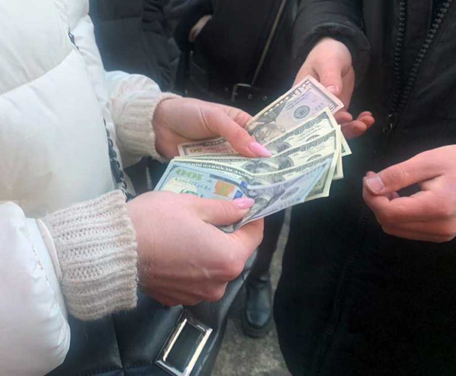  У Житомирі юристку викрили у вимаганні хабарів від військовослужбовців 
