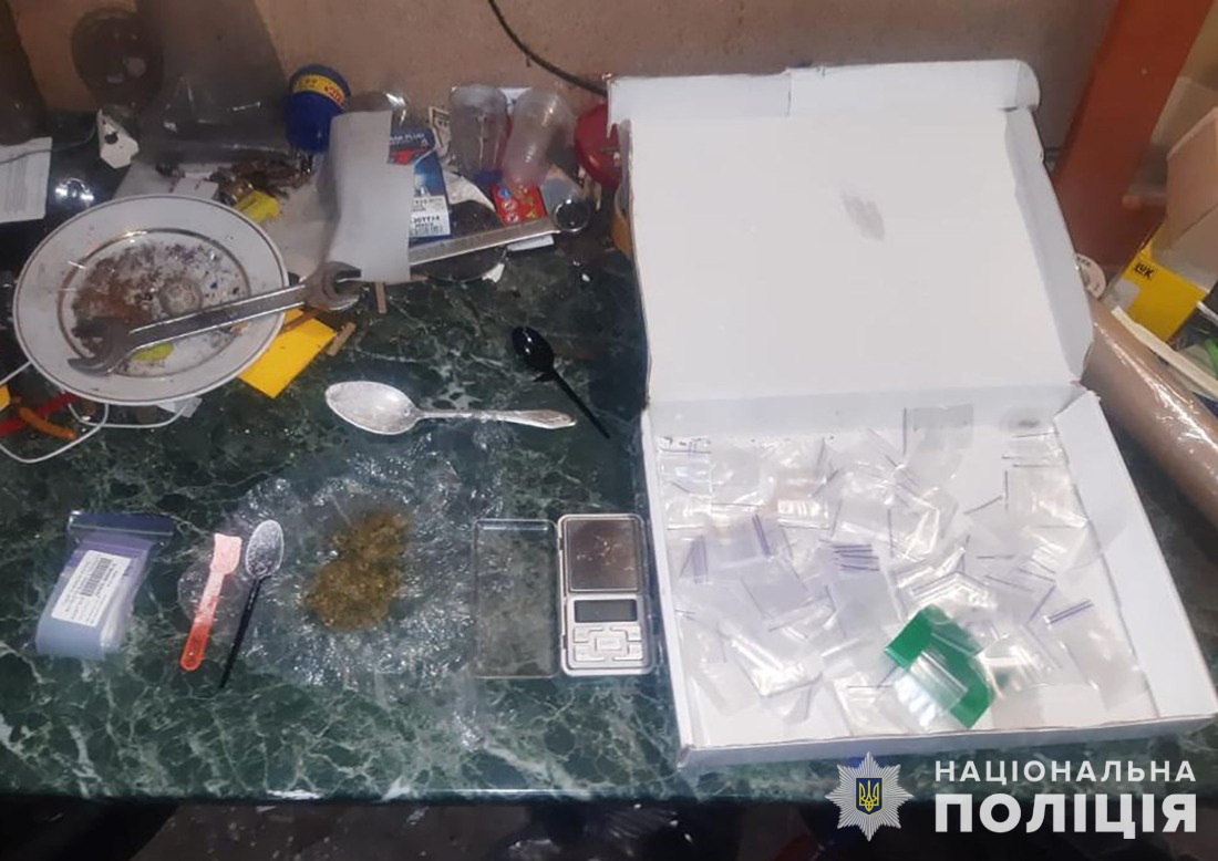  У затриманого в Запоріжжі наркодилера поліцейські вилучили наркотики та психотропи на 1,5 млн грн 