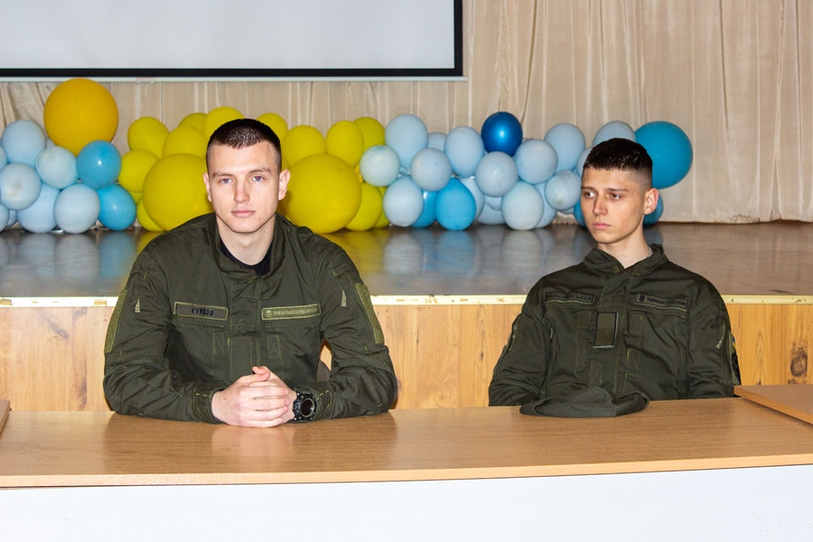  Молоді ветерани війни розповідають старшокласникам про власний бойовий досвід 