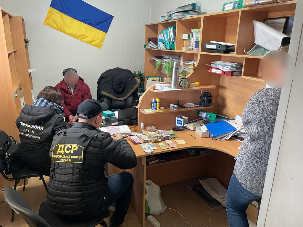  Вимагав 40 тисяч гривень: Поліцейські Київщини затримали керівника державної установи на хабарі 