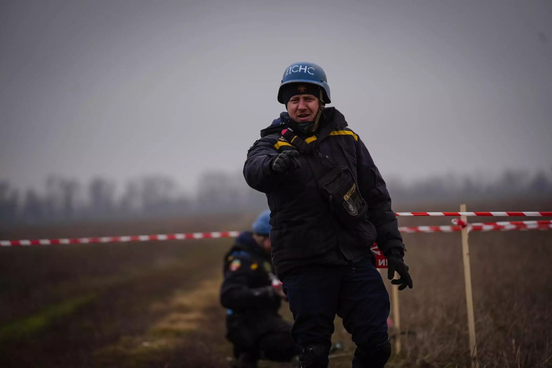  На Херсонщині піротехнічні підрозділи ДСНС продовжують повертати життя на деокуповані території 